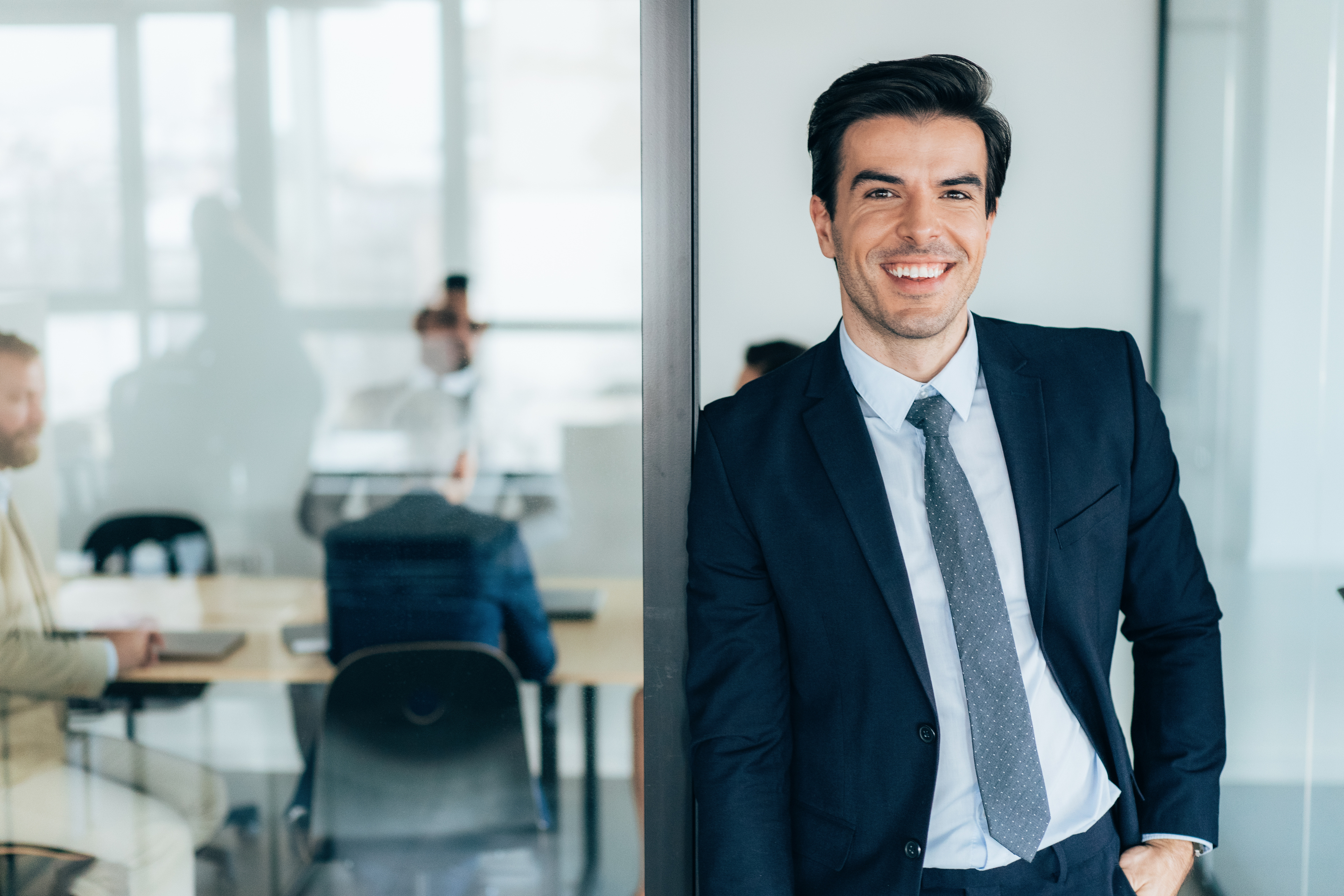 PEAG Personal überlässt Fachkräfte: Das Bild zeigt einen Mitarbeiter im Büro.
